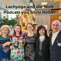Gabriela Leppelt-Remmel, Silvia Rößler, Sandra Mandl, Madhuri Kataria und Madan Kataria stehen vor einer Ganesha-Statue. Silvia hält eine Postkarte in der Hand, auf der "Die Kraft des Lachens" steht und die ihren Podcast bewirbt.